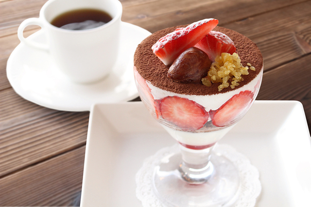 画像：いちごとオブセ牛乳のティラミス仕立てパフェセット